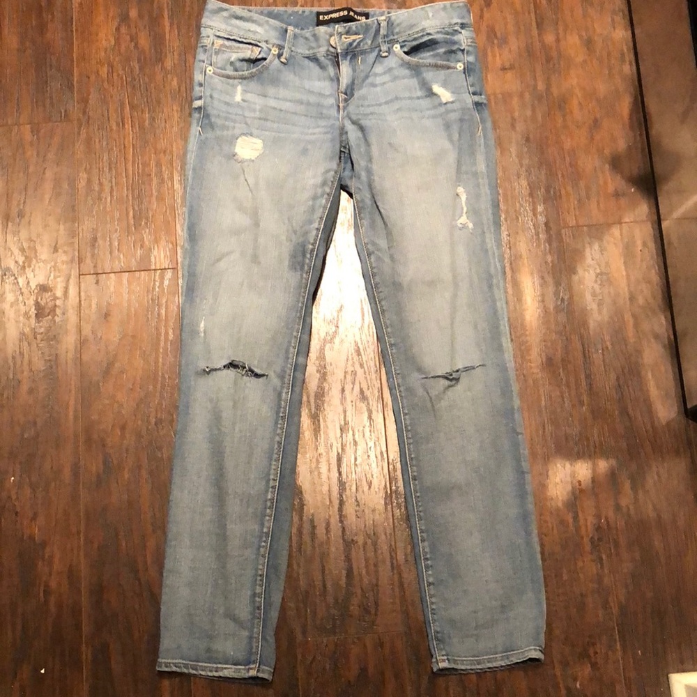 Light wash ripped denim jeans
